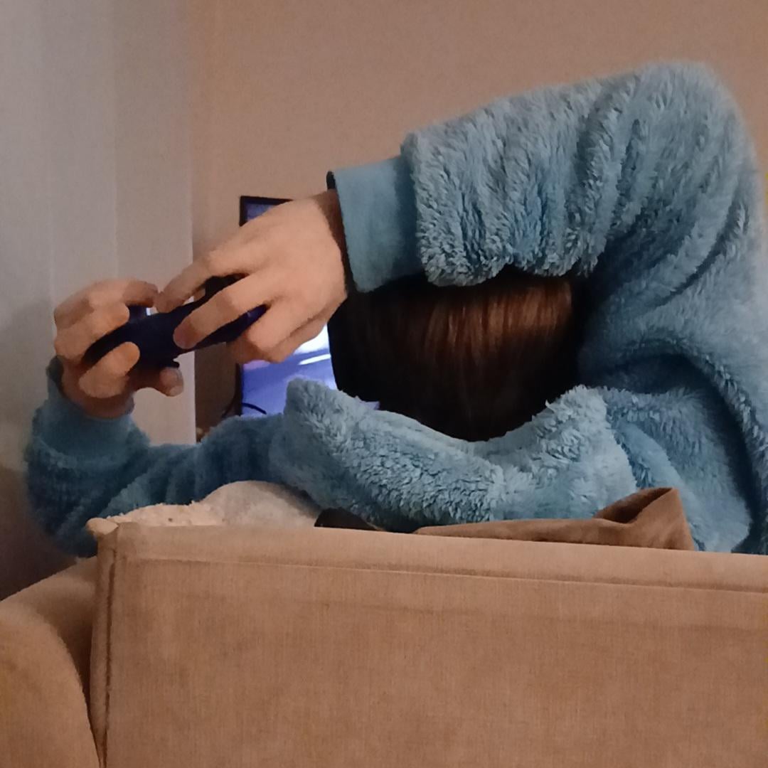 【謎】リラックス時、コントローラーを逆さに頭の後ろに構える彼氏ｗｗｗｗｗ