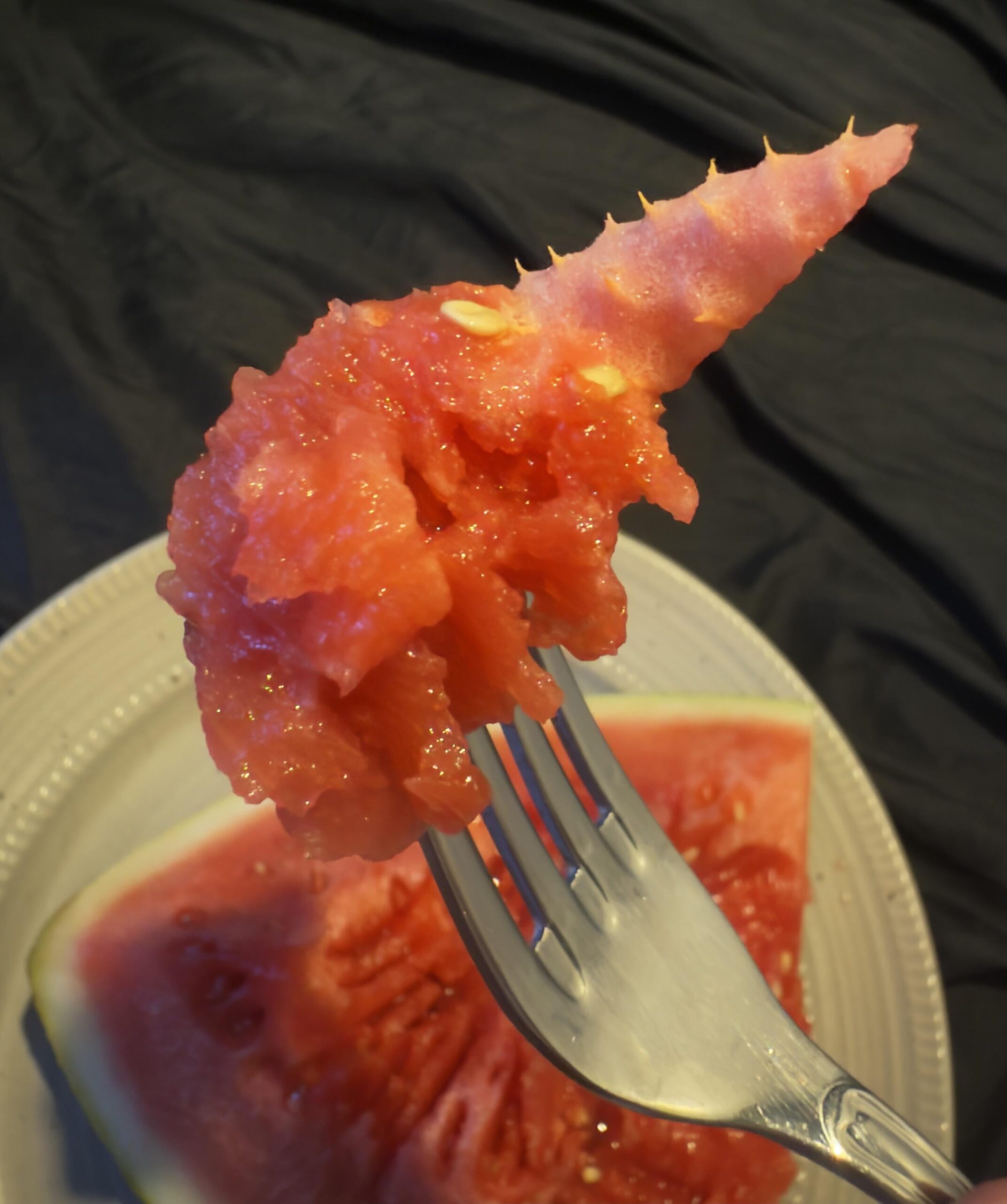 【悲報】スイカをフォークで食ったら、想像を絶するグロ画像が生まれてしまった…