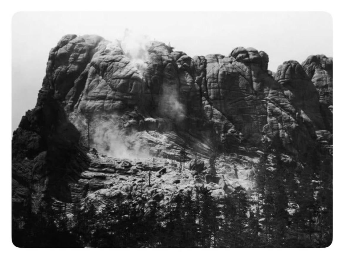 【貴重】顔面彫刻前のラシュモア山(1910年代)がヤバすぎると話題に