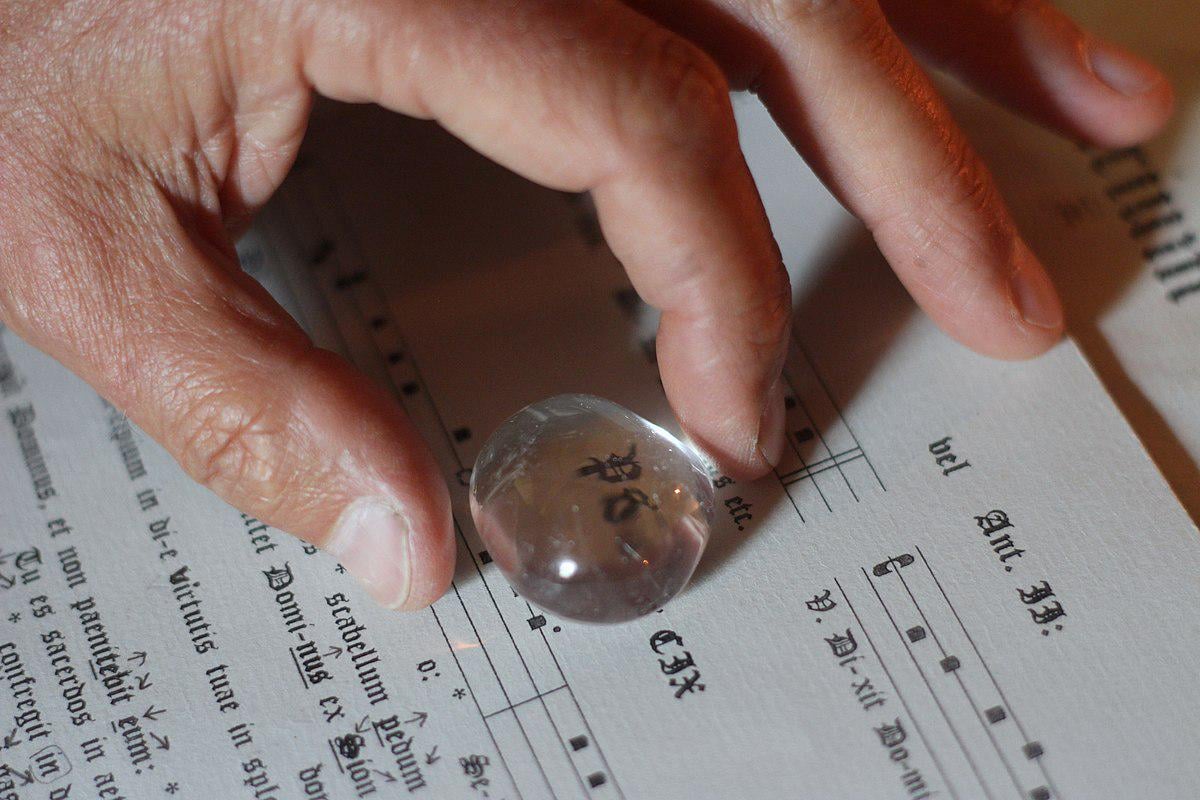 【衝撃】眼鏡発明前、水晶をレンズにして文字拡大してたらしい