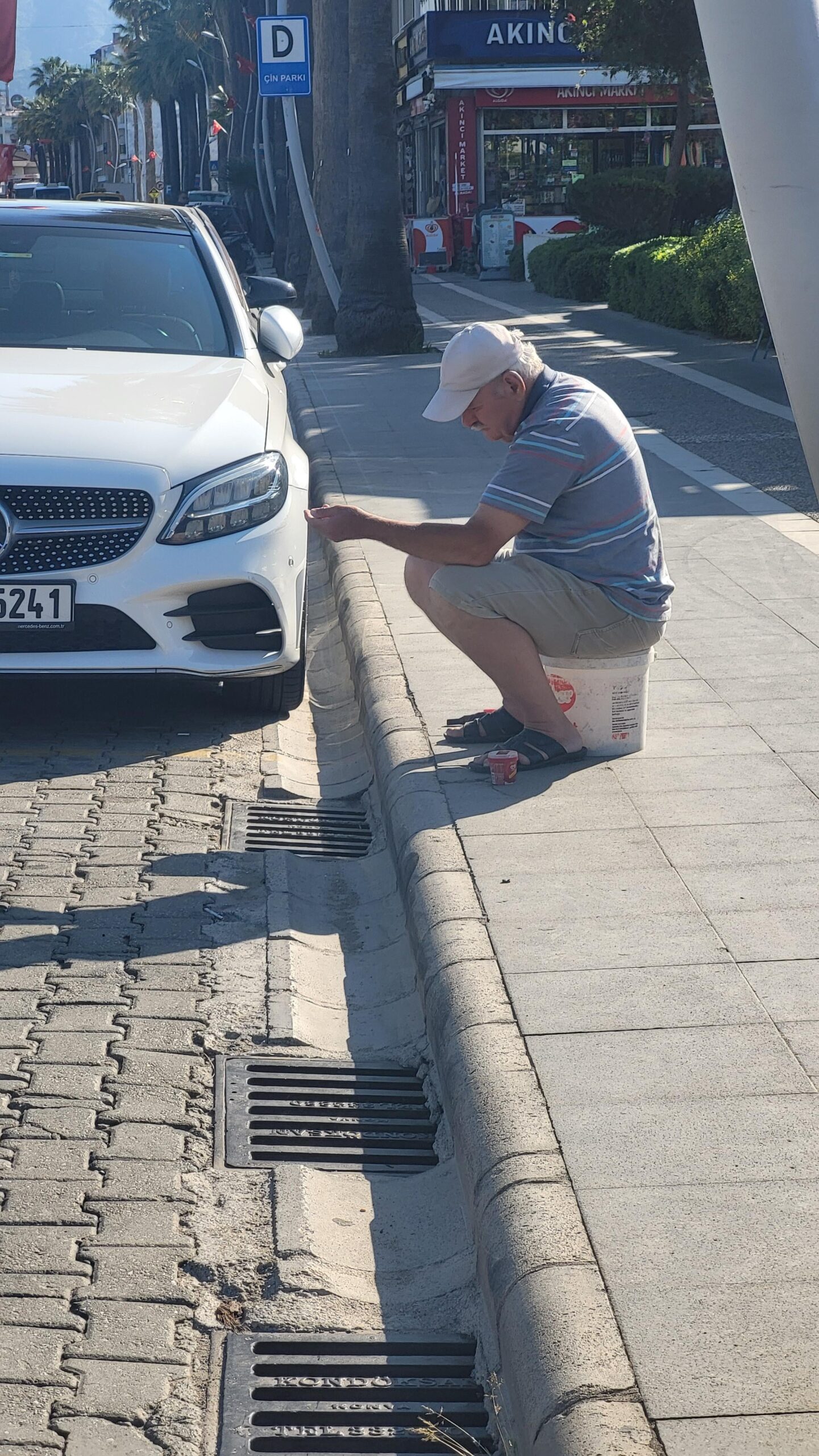 【衝撃】排水溝で釣りしてるオッサン発見！場所がヤバすぎｗｗｗ