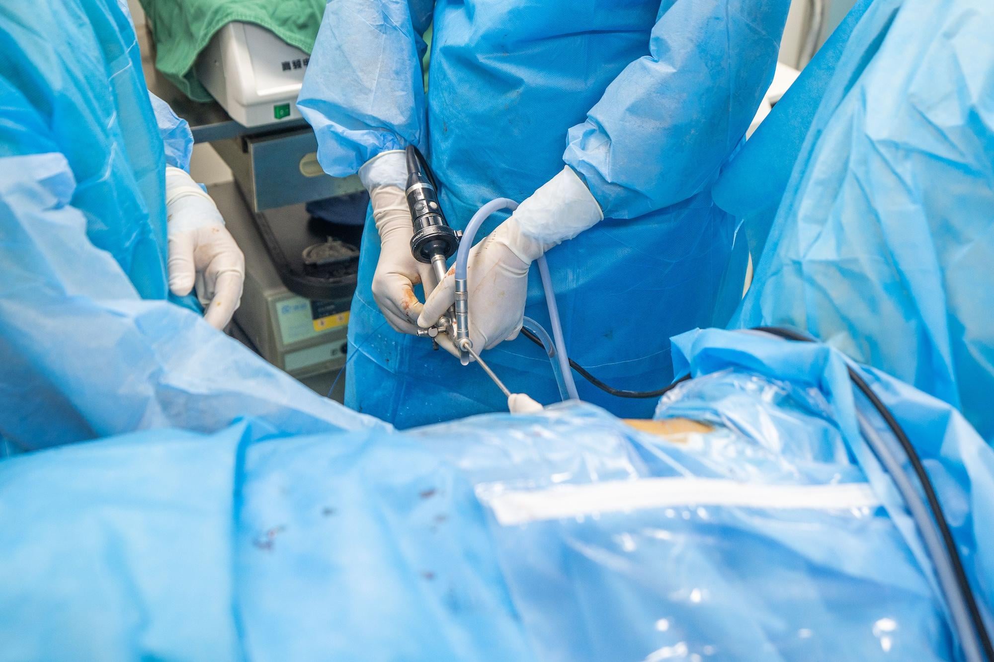 【速報】13歳娘に患者の頭蓋骨をドリルで穴開けさせた女医、クビになるｗｗｗ