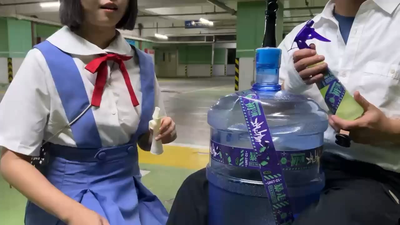 エヴァOPを地下駐車場で再現！謎アイテムと反響音が凄すぎると話題