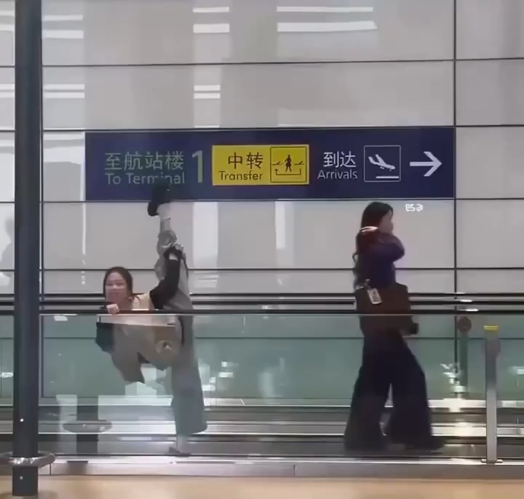 空港でダンス集団に紛れ込んだ一般男性、完璧に踊りこなしてて草