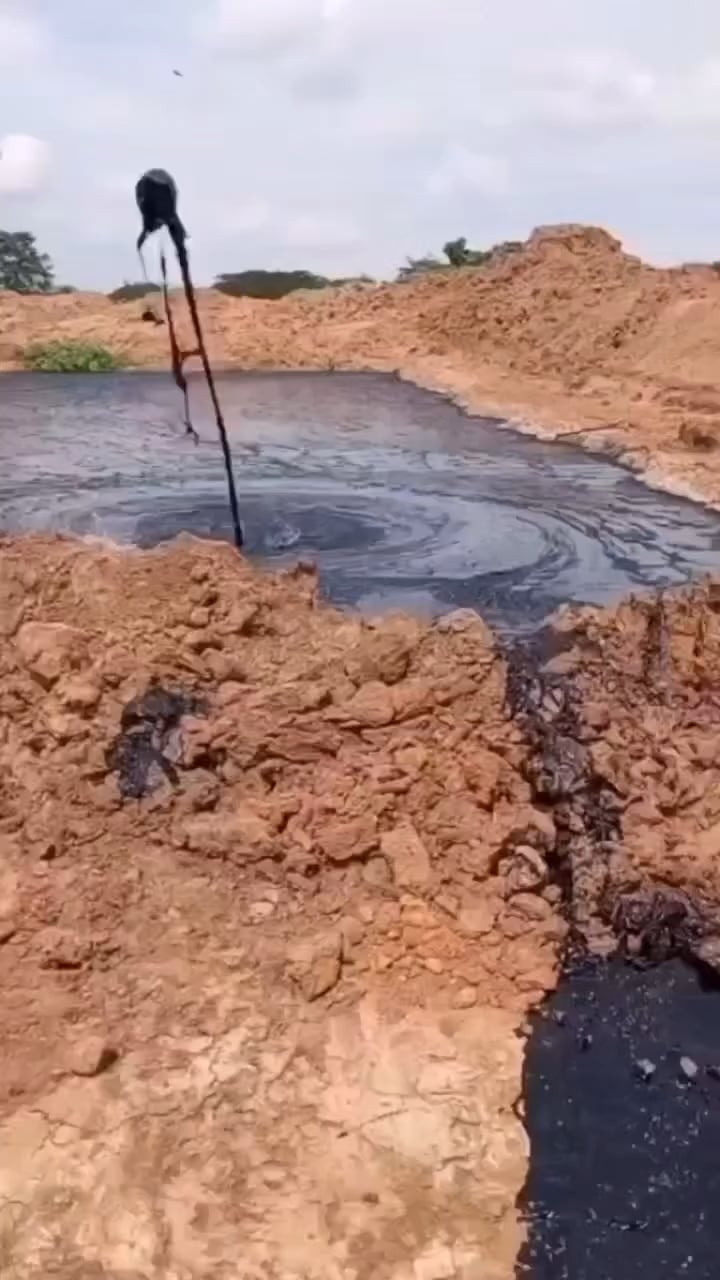 【閲覧注意】地獄か？巨大ガス噴出で泥沼が爆発