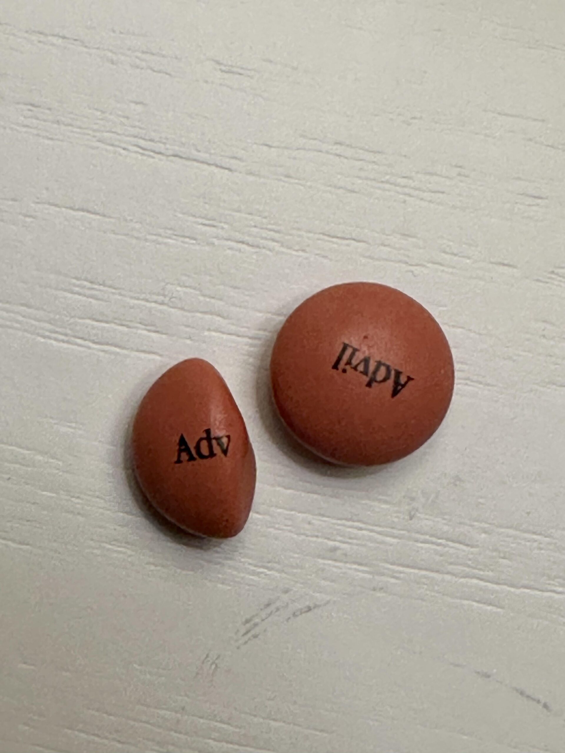 【悲報】アドビルに異物混入！？グニャっと変形した錠剤が発見される…