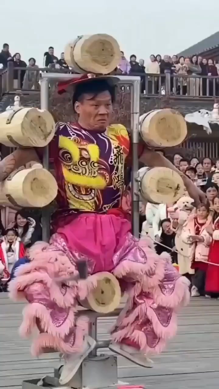 中国の路上アクロバット投斧ショーがヤバすぎると話題に