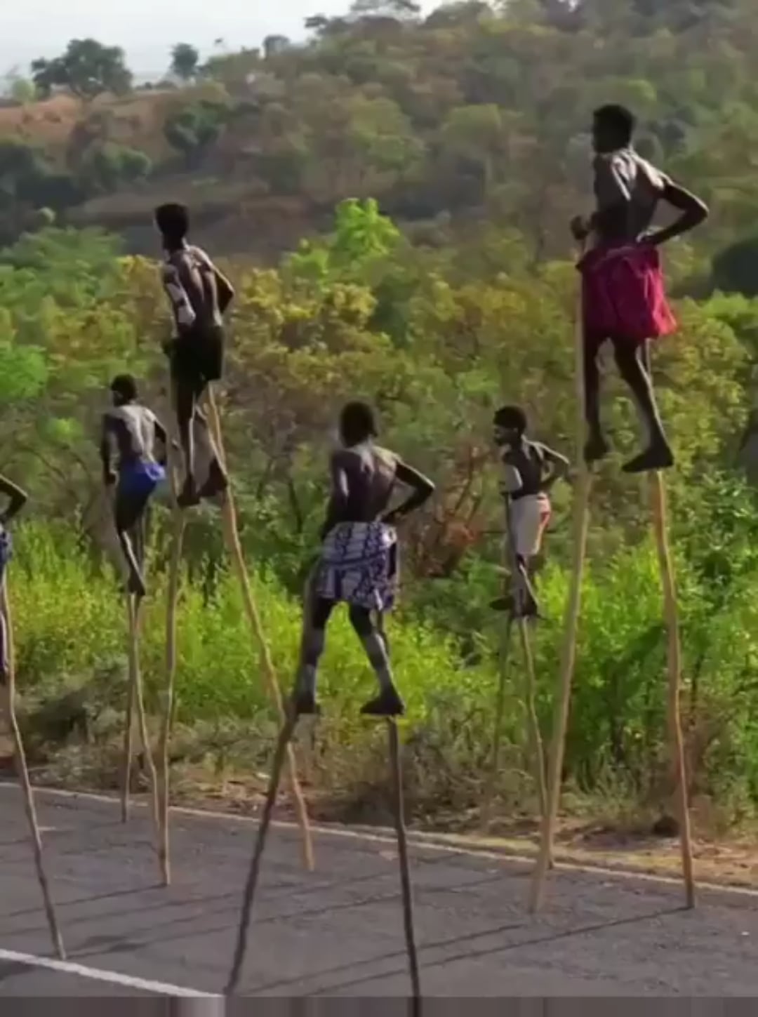 エチオピアの少数民族、ヘビ除けに長ーい棒を使う理由ｗｗｗ