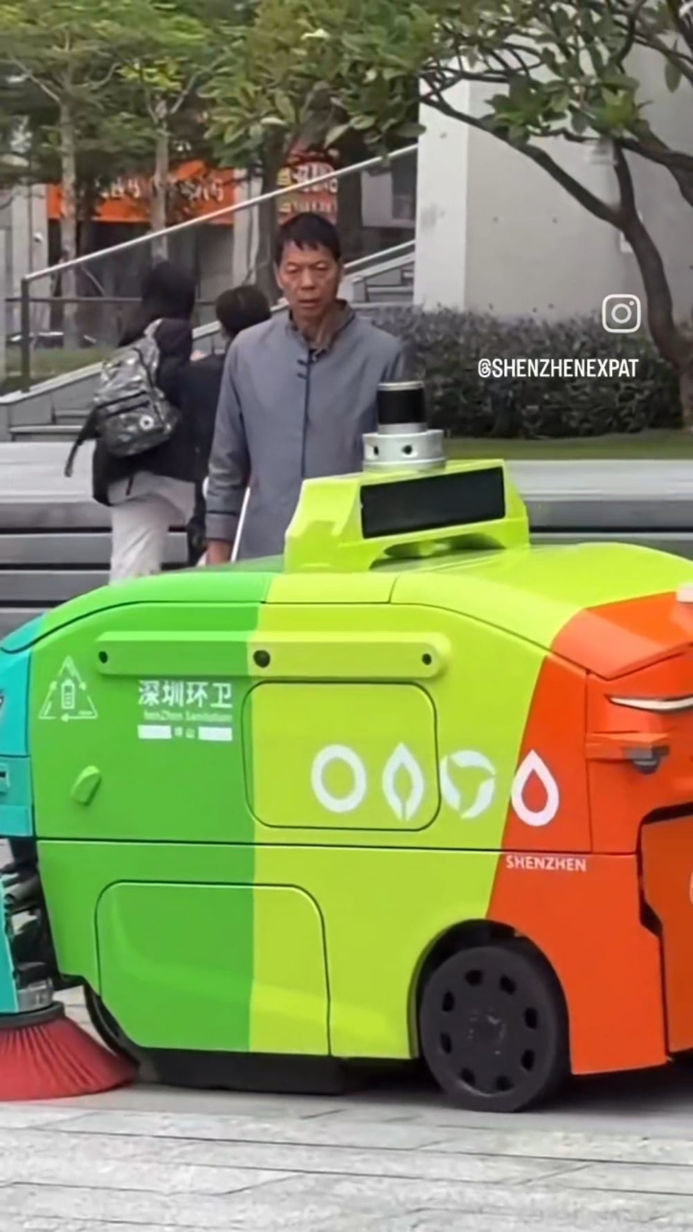 【悲報】清掃員、ロボットに仕事を奪われる瞬間を目撃…