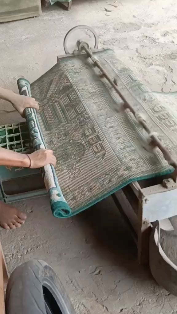 【悲報】カーペットのゴミ、掃除機じゃ無理だった…衝撃の解決法が話題