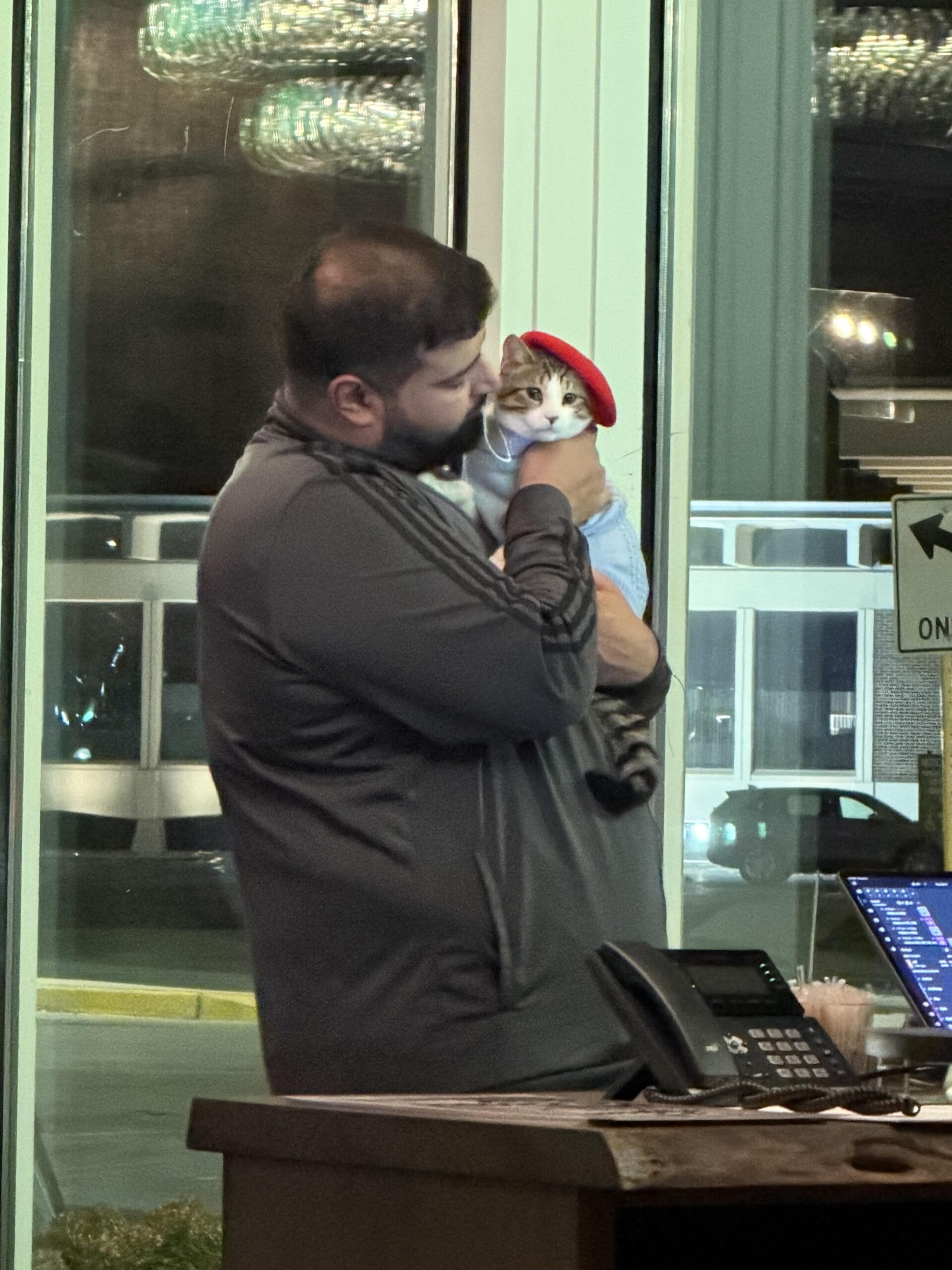 【衝撃】レストランでベレー帽の男と猫を目撃した結果ｗｗｗ