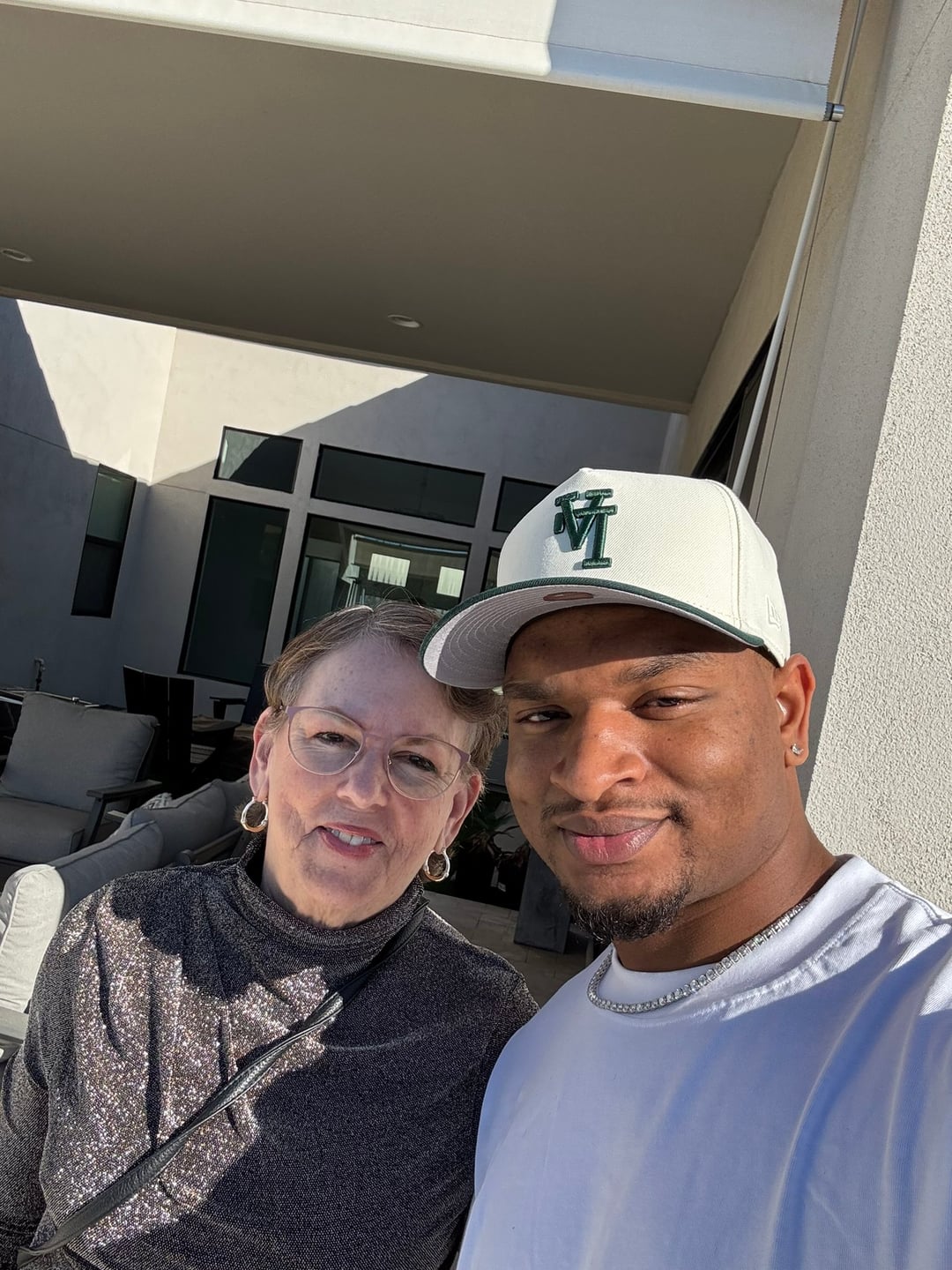 【奇跡】10年前の誤爆メールがきっかけで毎年会ってる男女、ついに…