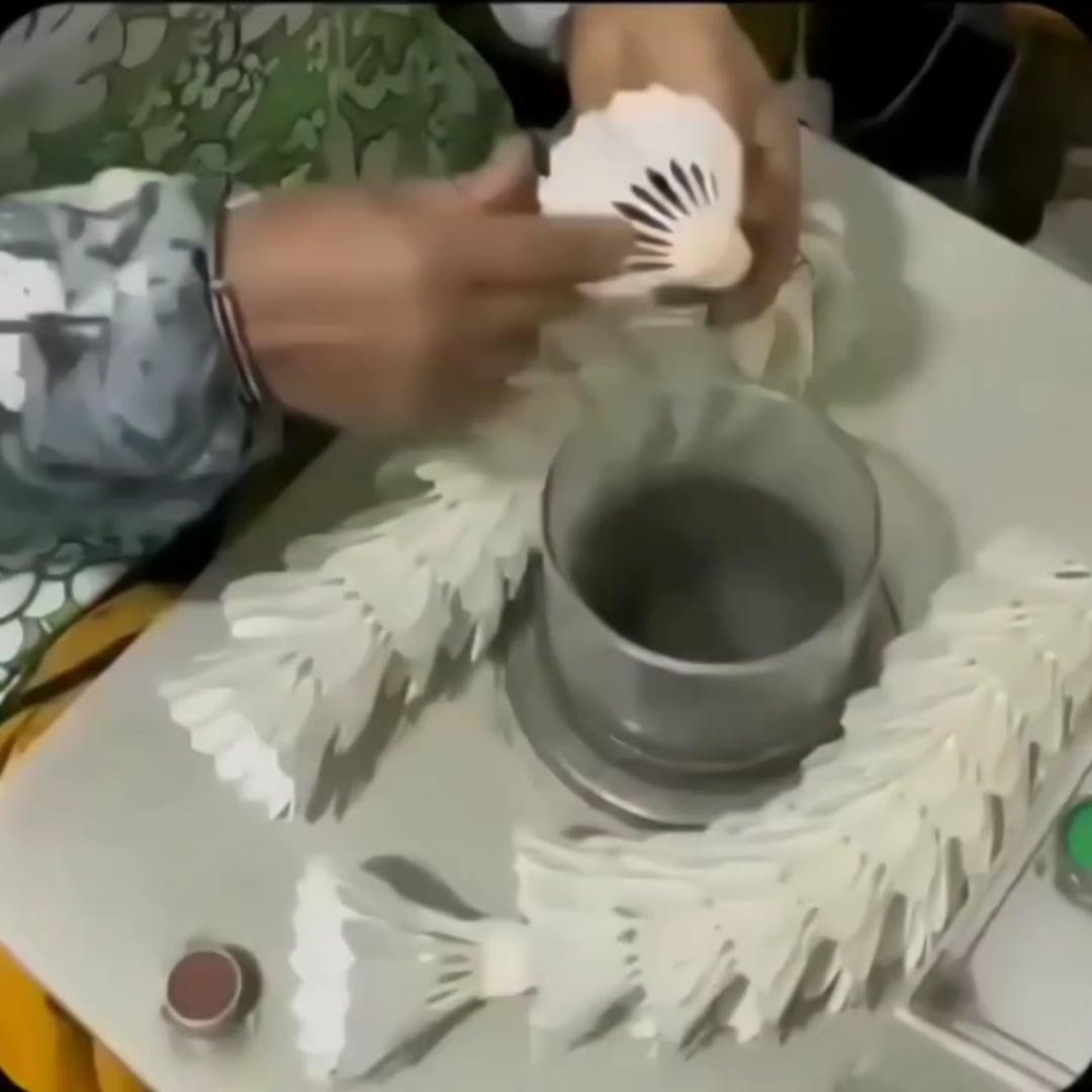 【衝撃】バドミントンのシャトル、こうやって調整されてたのか…！