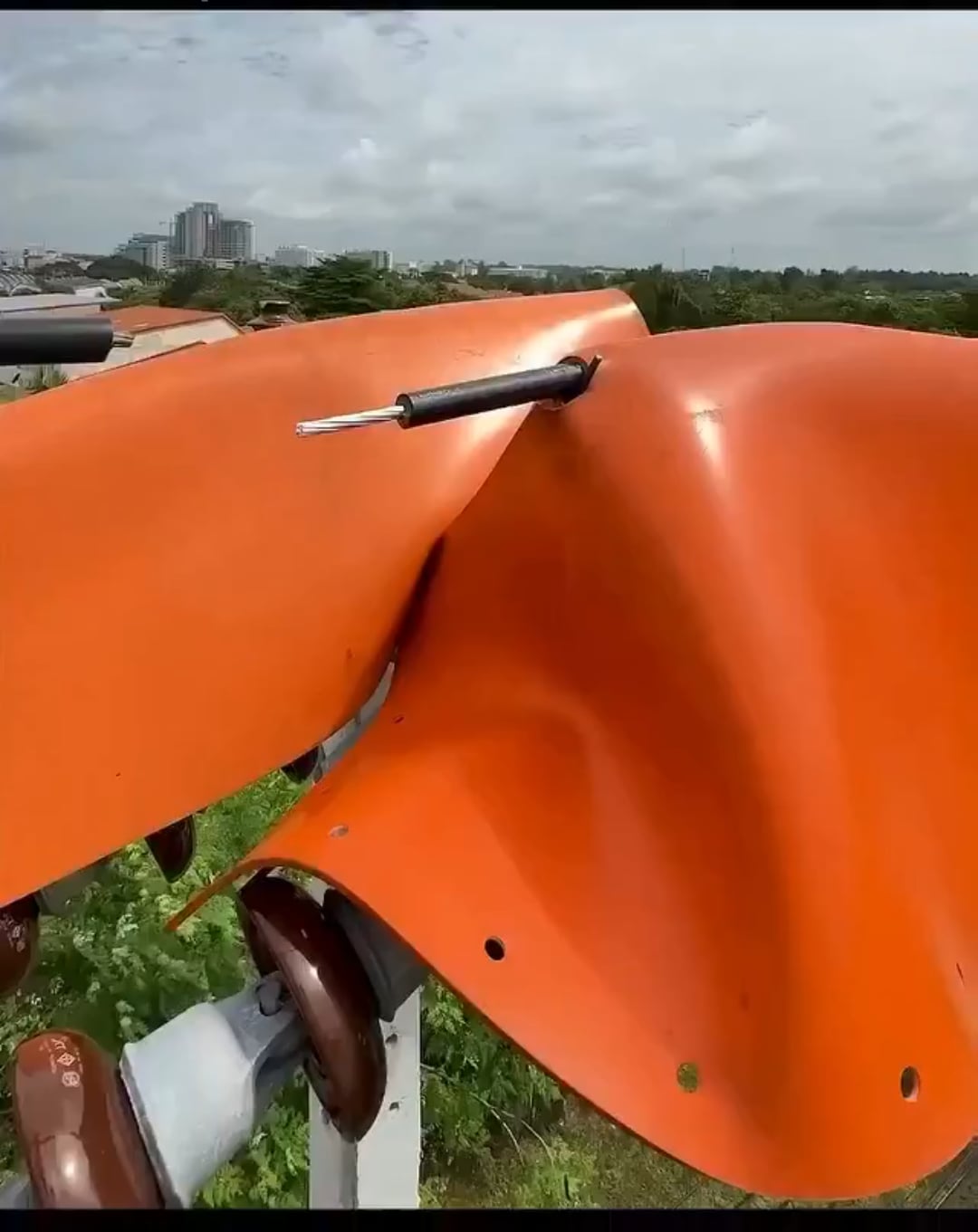 【神業】停電なしで2万2千ボルトの電線を繋ぐ方法がヤバすぎると話題に