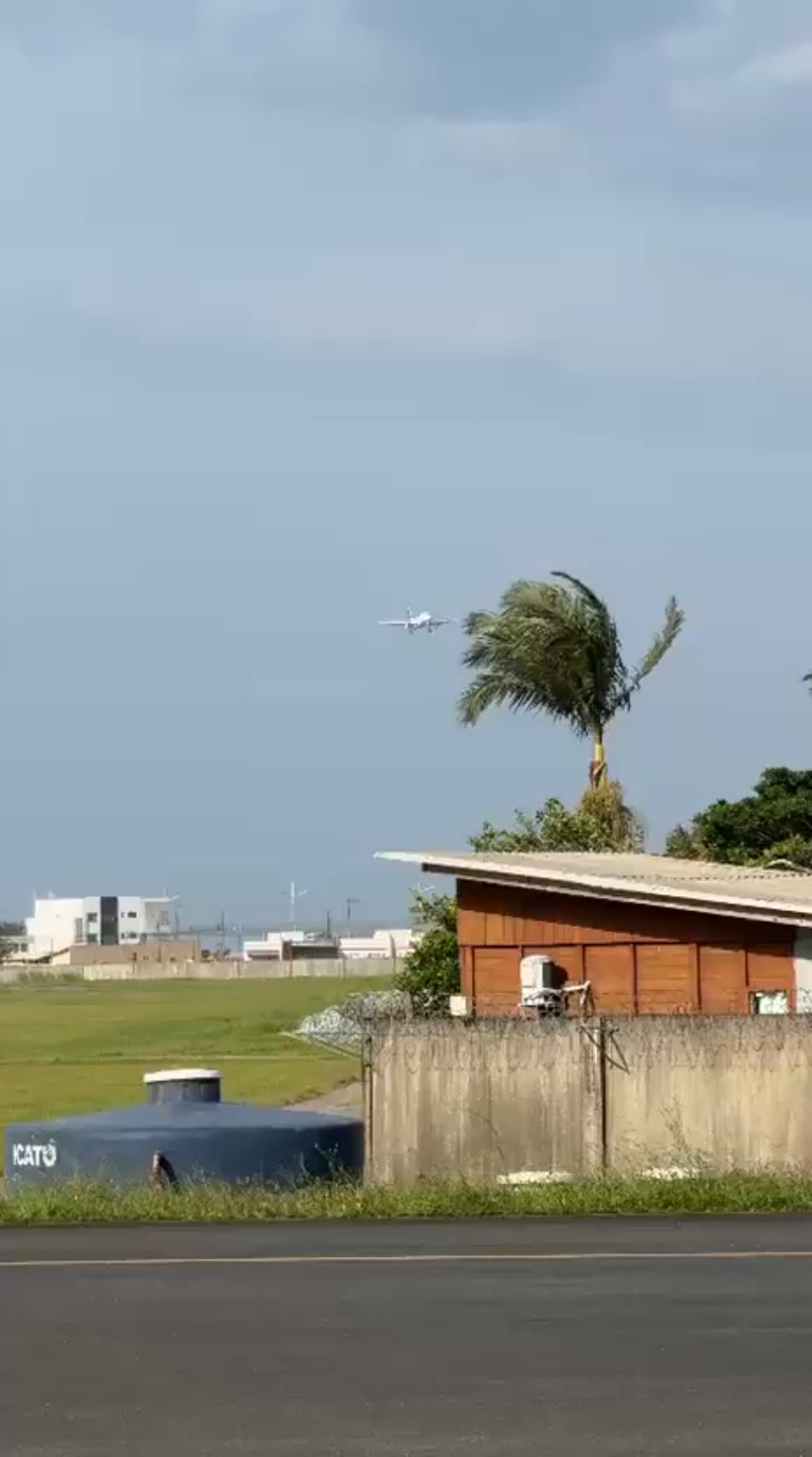 【神業】LATAM航空機、横風アクロバット着陸！ブラジル・ナベガンテス空港