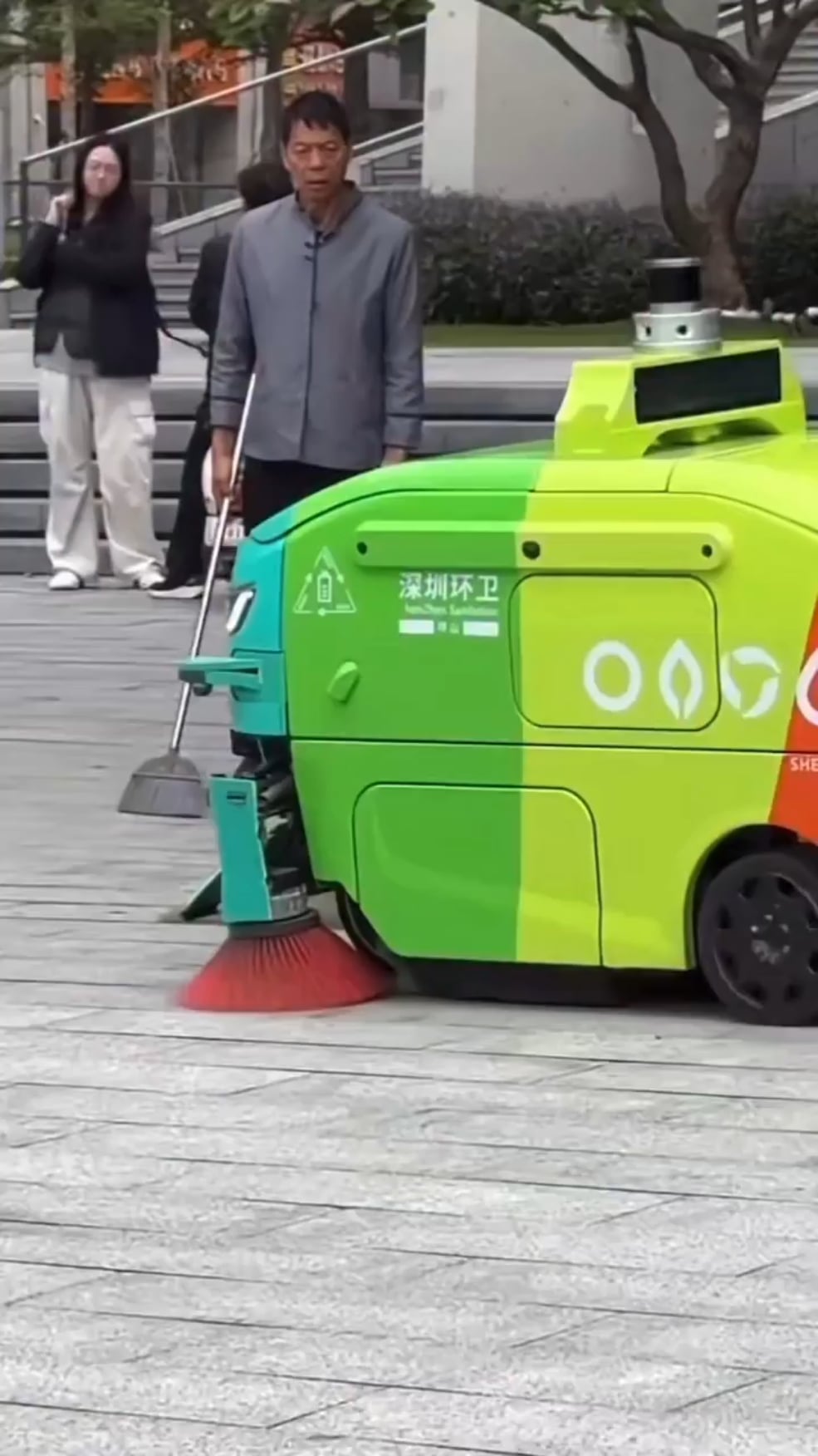 清掃員「俺の仕事が…」ロボットに職を奪われる瞬間を目撃…