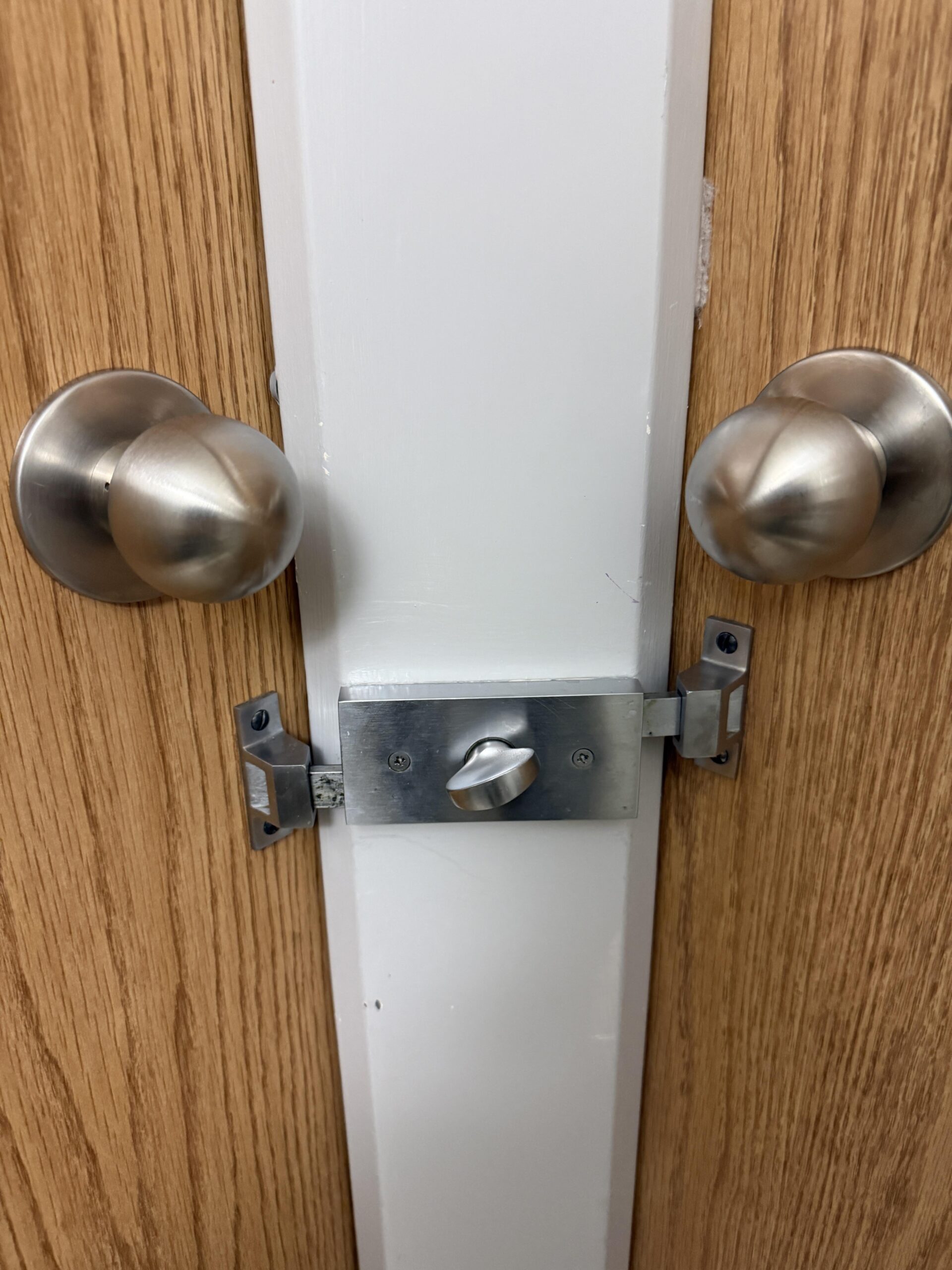 【悲報】海外の二方向から入れるトイレの鍵、ガバガバすぎワロタｗｗｗ