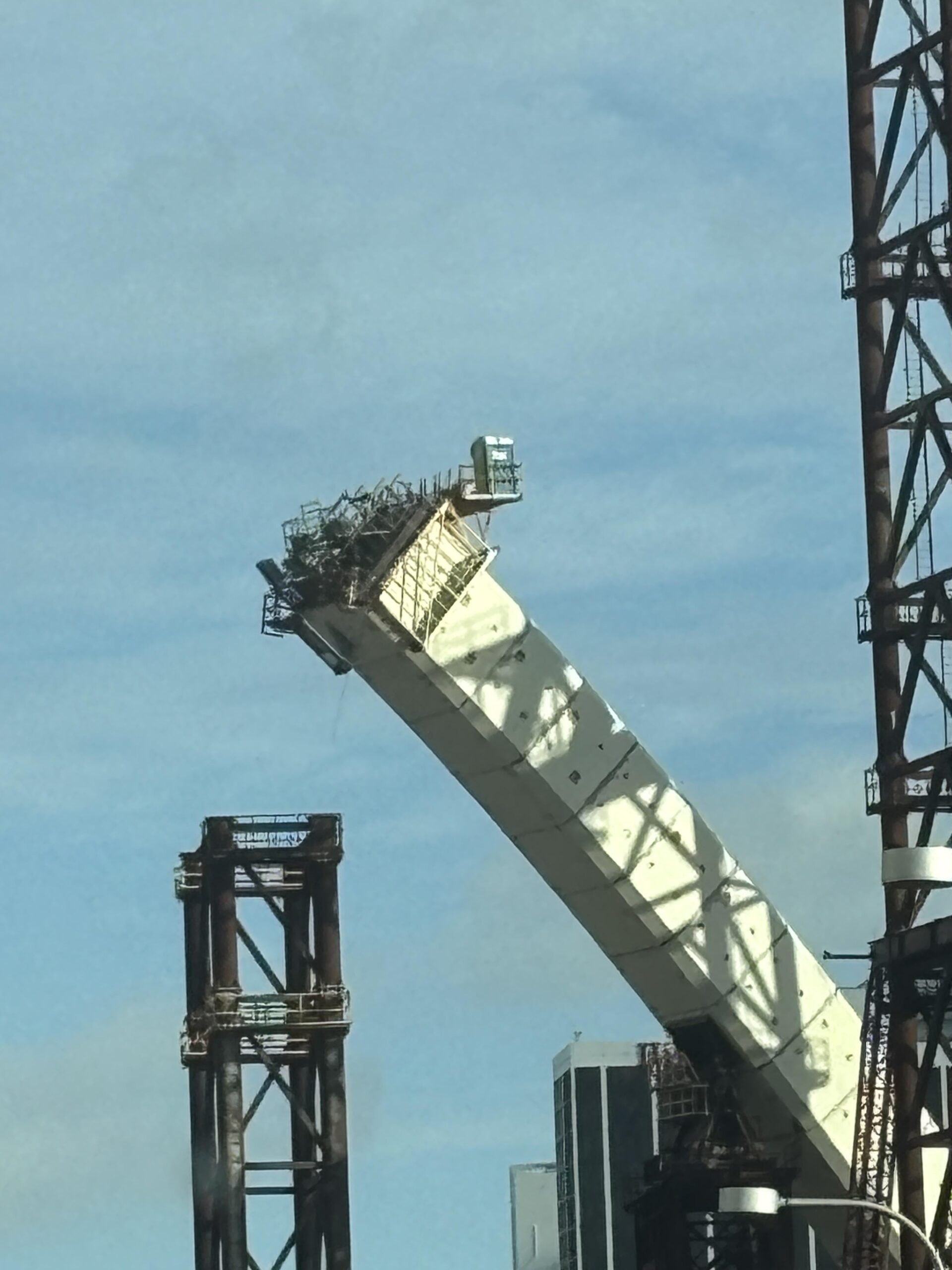 【悲報】仮設トイレ、数百フィート上空へ…一体何が？