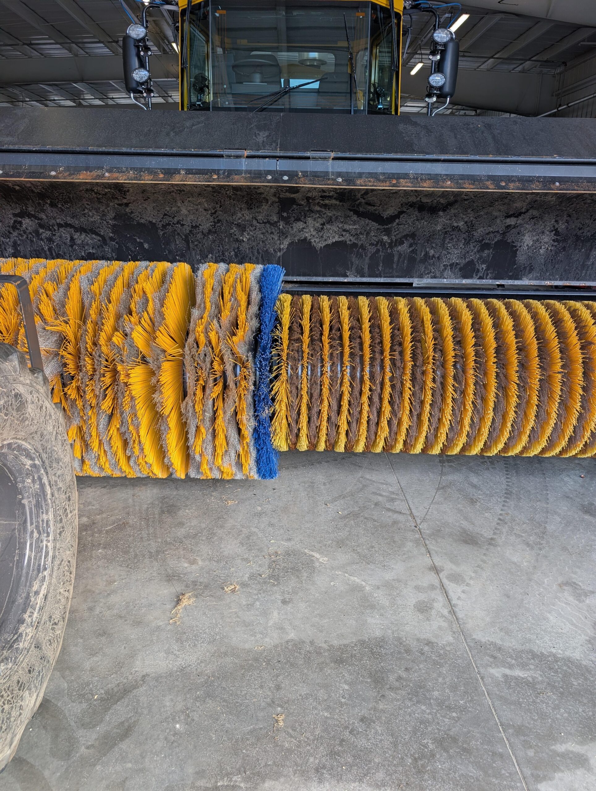 空港の除雪ブラシ、新品と旧型で性能差がヤバすぎると話題に