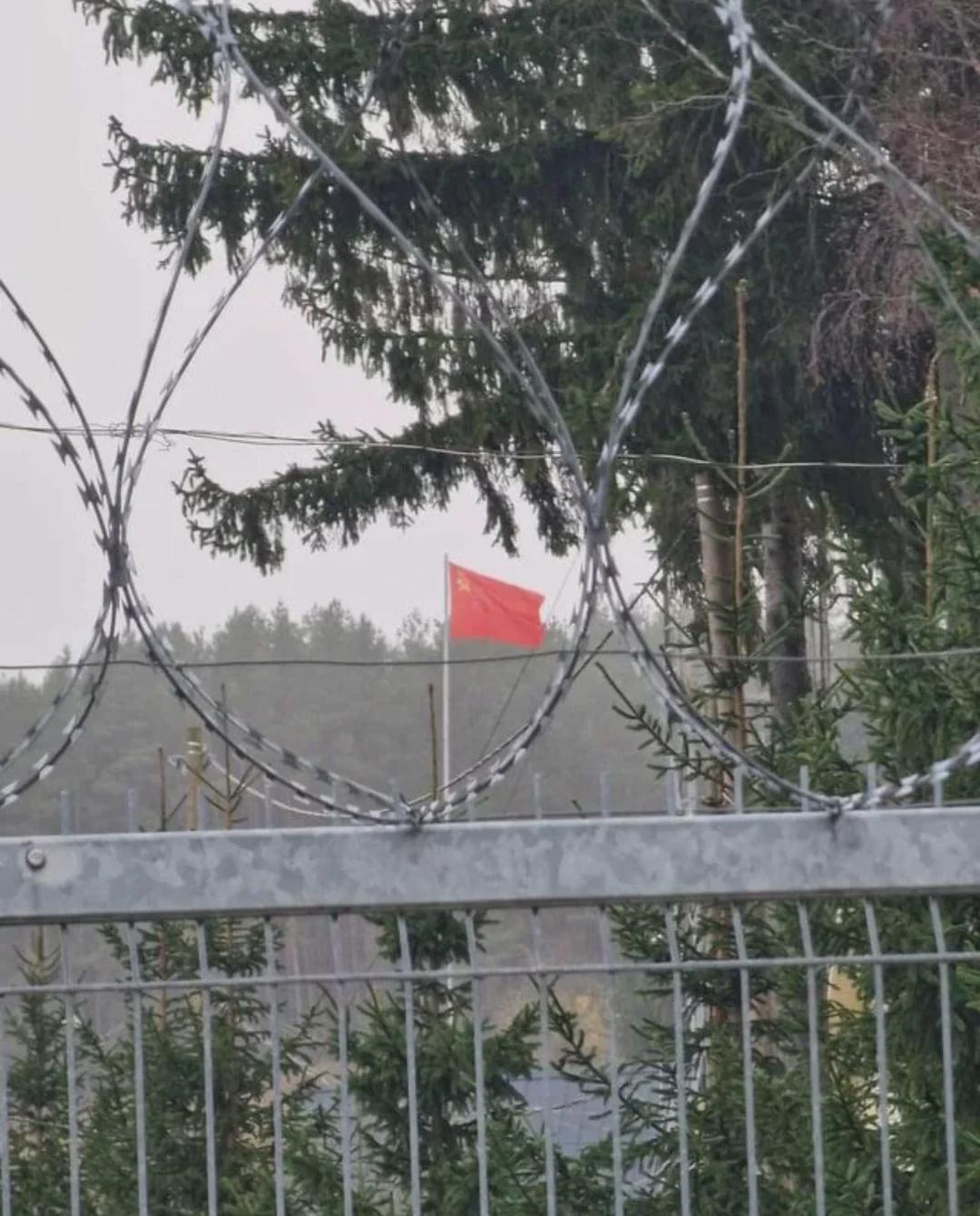 速報：ロシア、リトアニア国境付近でソ連旗を掲揚…！一体何が始まるんだ？