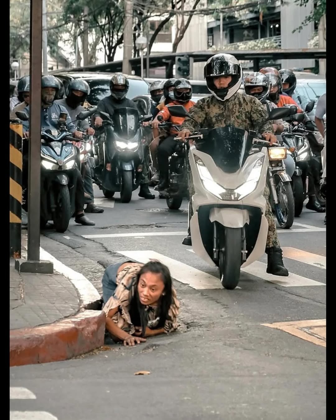 フィリピンの排水溝から謎の女出現！地底人伝説がガチ？