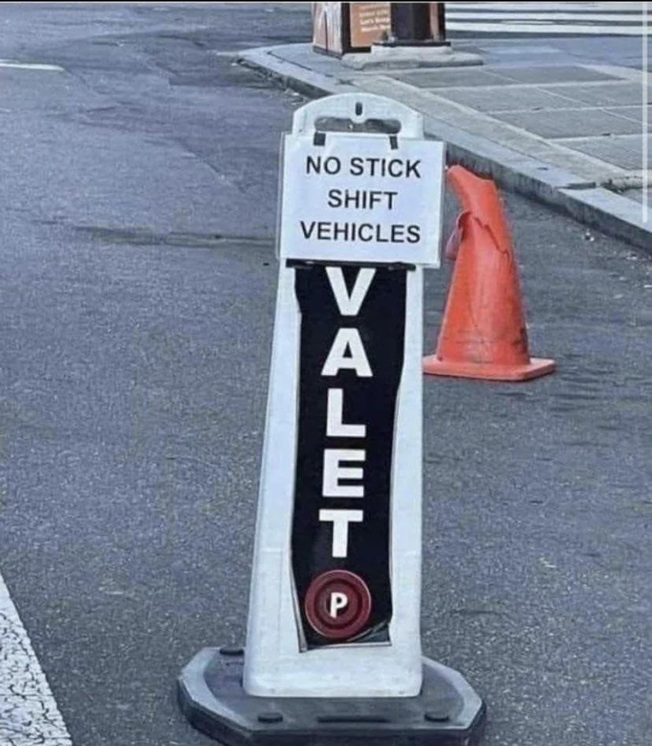 【悲報】外車の駐車場係さん、MT車お断りｗｗｗ