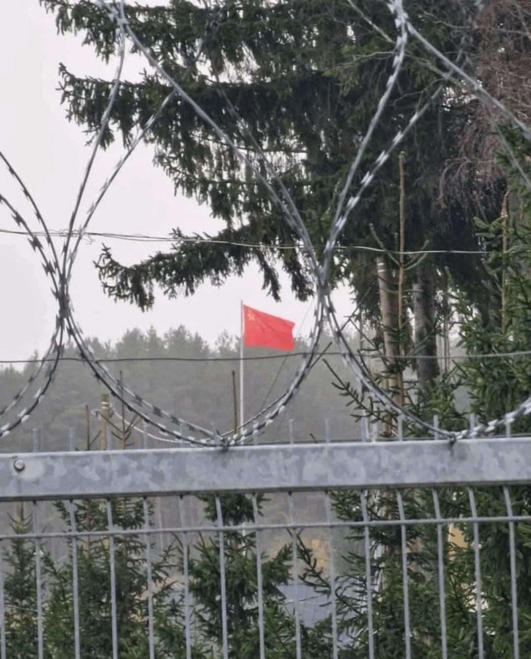 【速報】ロシア、リトアニア国境付近の旗をソ連国旗に変更…！