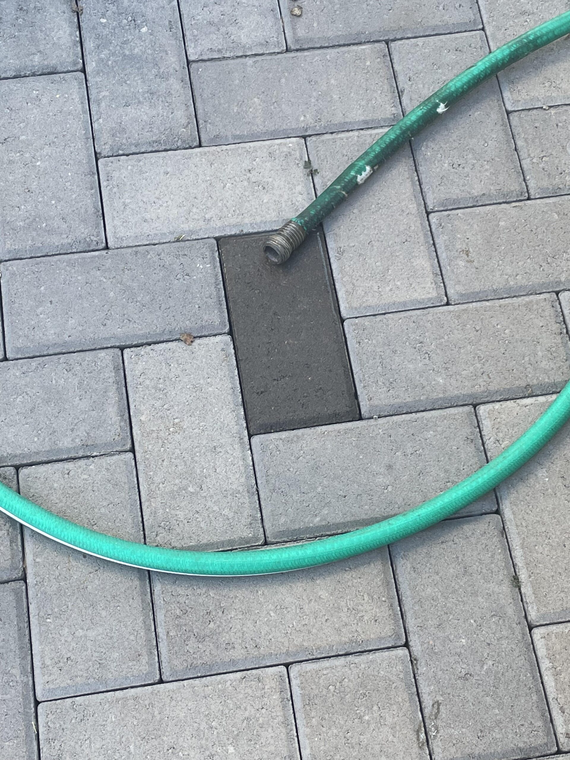 ホース止めたら、レンガ1個だけ完璧に濡れててワロタｗｗｗ