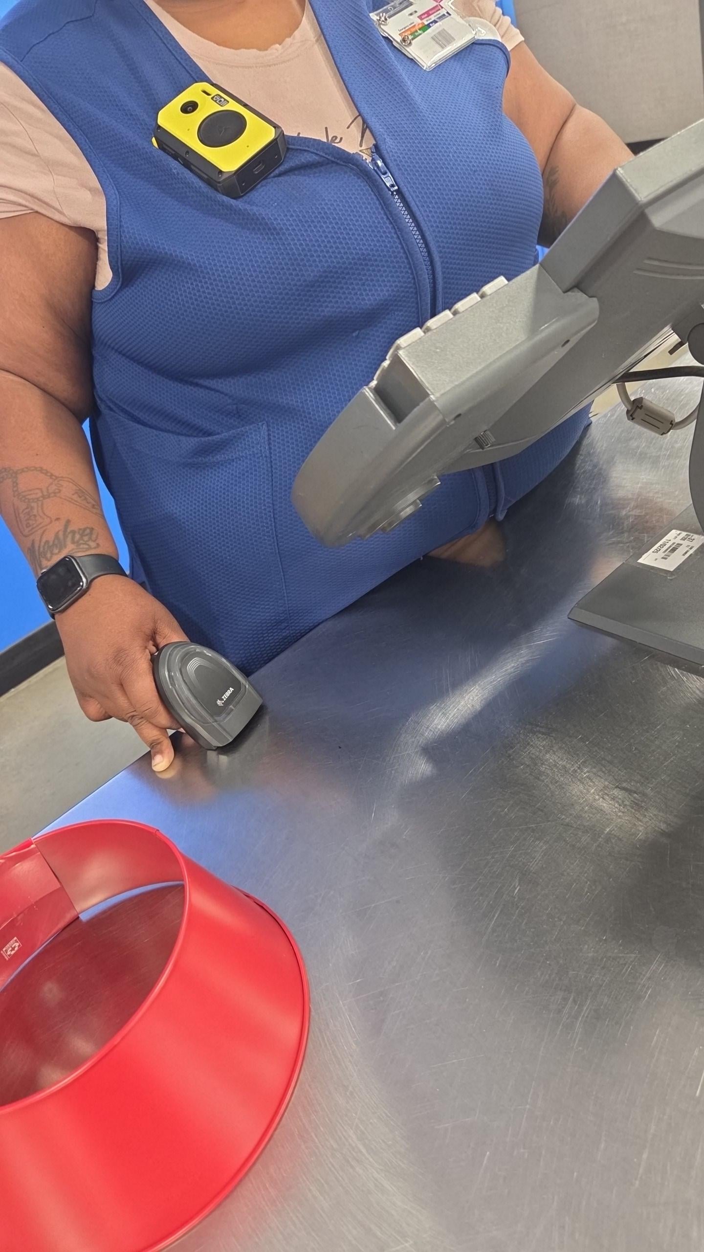 【速報】米Walmart、従業員にボディカム着用義務化…マジかよ