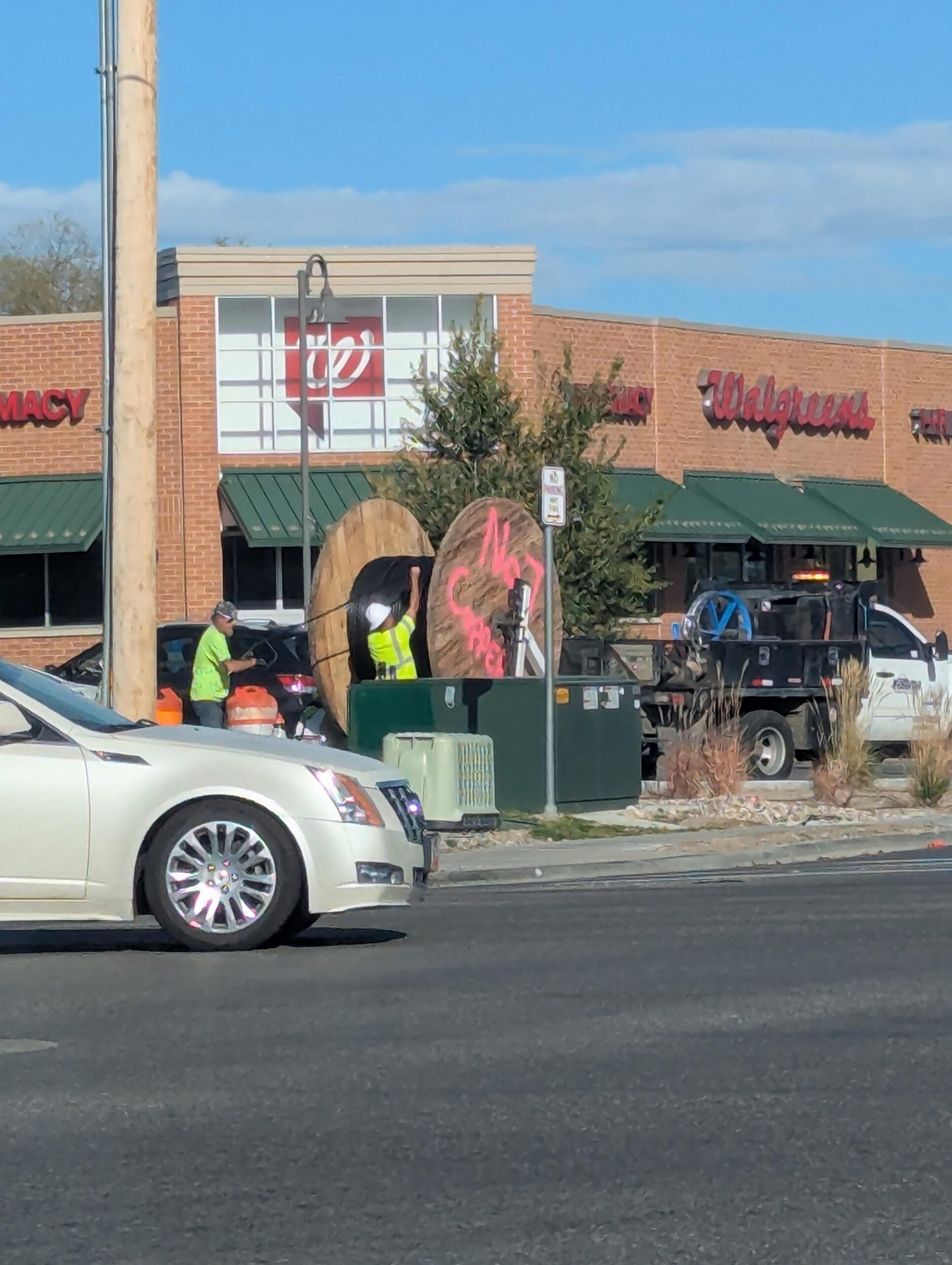 道路工事の作業員、巨大なスプールに「非銅」とスプレーで落書きｗｗｗ