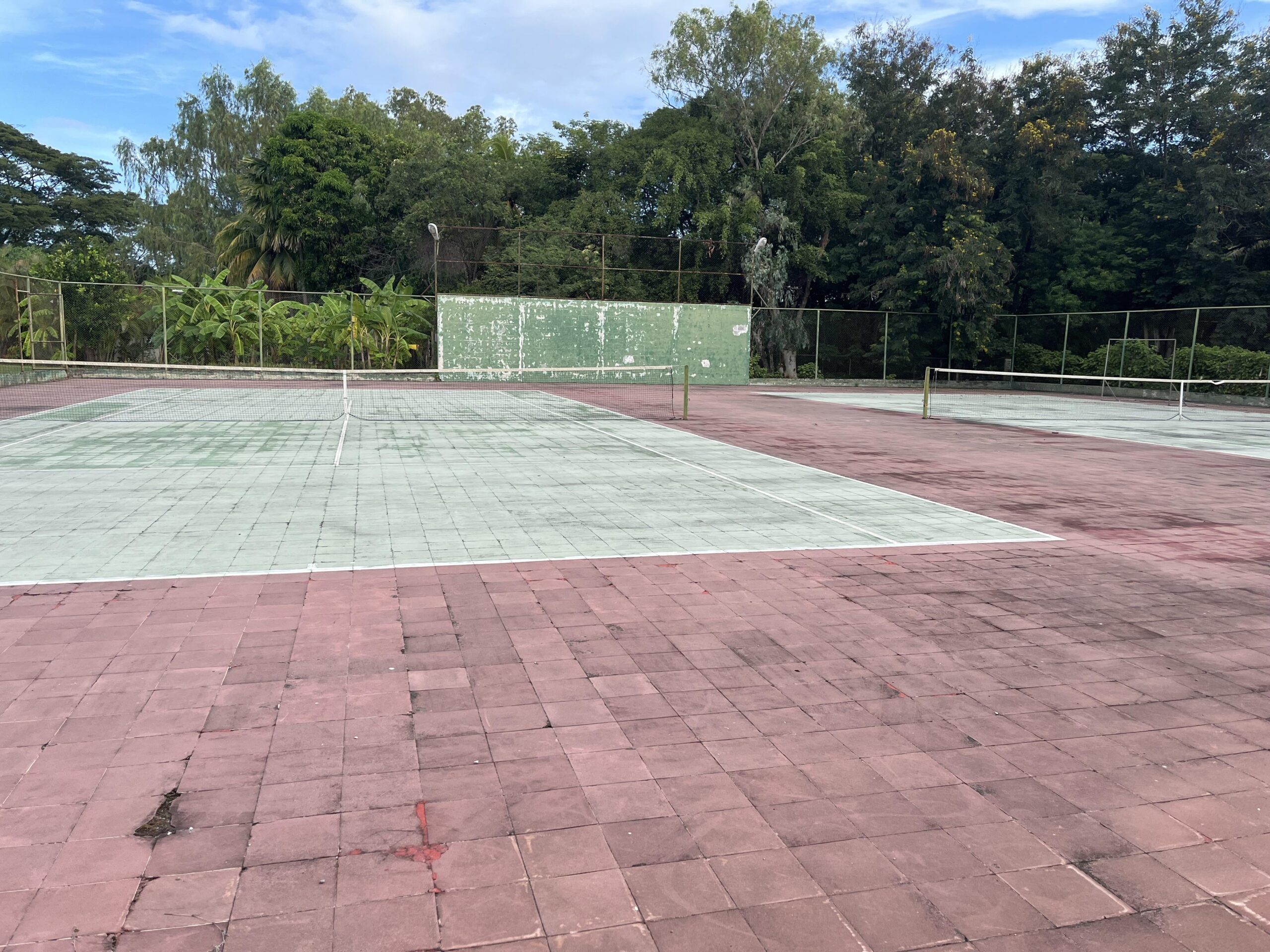 【速報】ありえない！レンガで作られたテニスコートが話題に