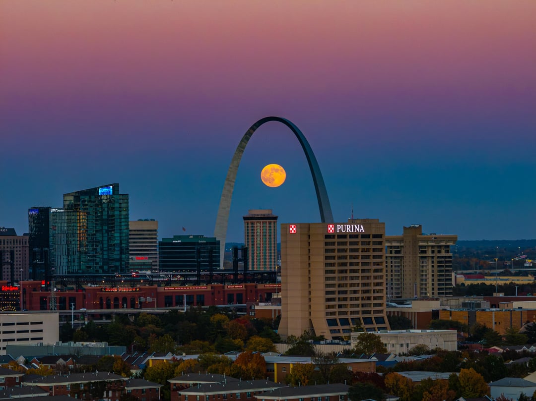 【凄すぎ】グーグルマップで月の出を予測して撮影した写真がヤバい