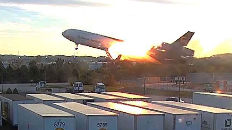 【速報】UPS墜落事故、離陸直後に左エンジンが空中分離！NTSBが衝撃映像公開