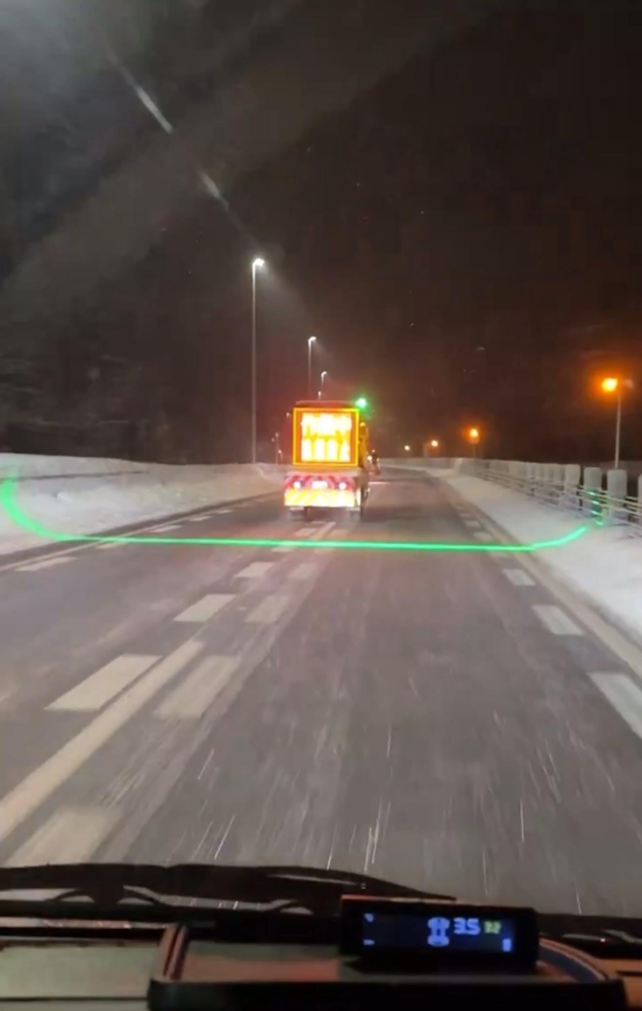 【マジか】レーザーで「追い越し禁止帯」を表示だと!? 未来すぎワロタwww