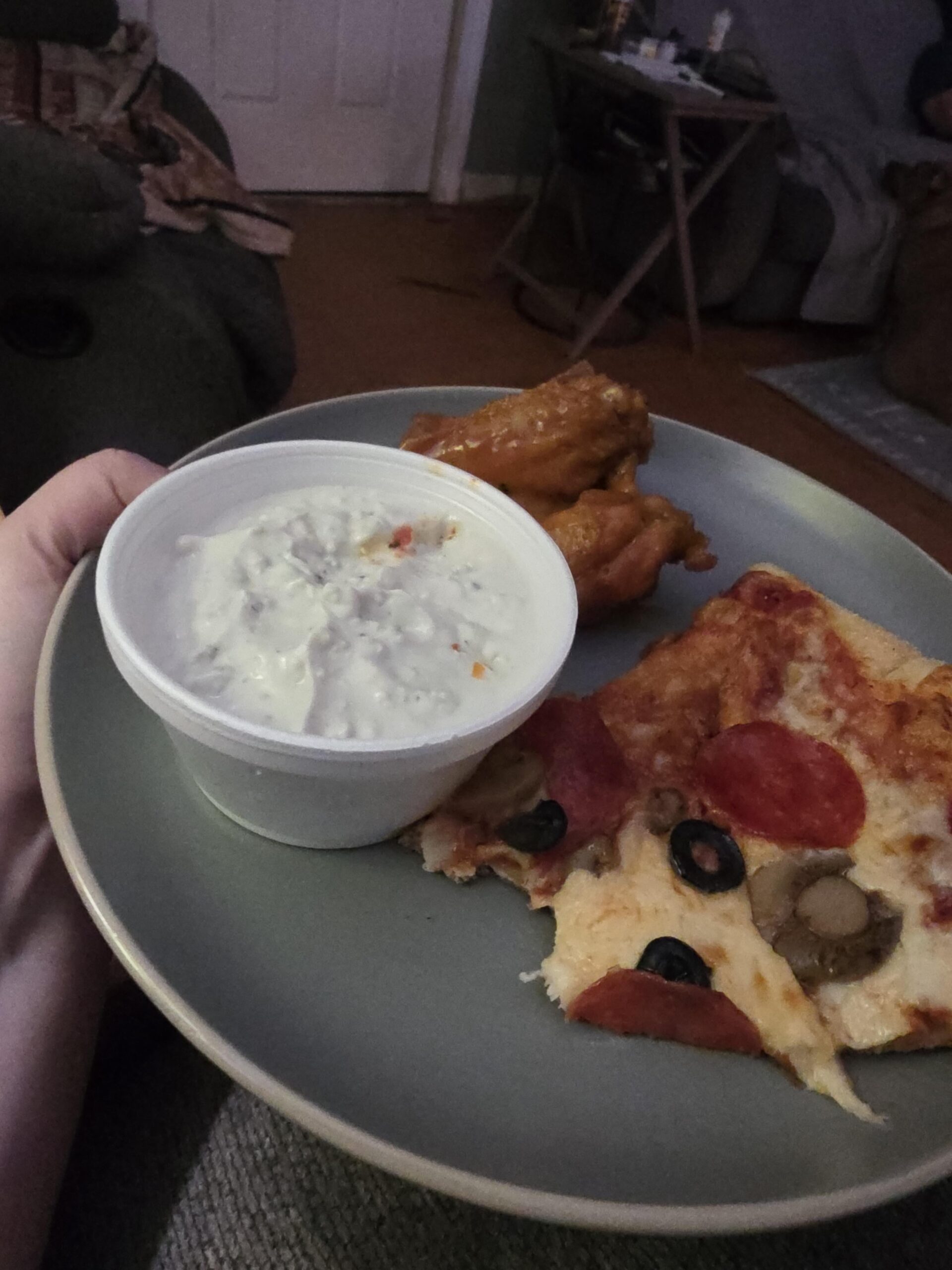 【悲報】ピザ屋、ブルーチーズの量がケチすぎると話題に